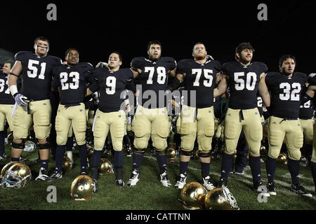 19. November 2011 - South Bend, Indiana, USA - Notre Dame konnte eine späte Ausführung vom Boston College halten.  Das Endergebnis war 16-14, Notre Dame recored 8-3 mit einem Spiel gegen Stanford zu bringen.  Foto: Aaron Suozzi (Kredit-Bild: © Aaron Souzzi/ZUMAPRESS.com) Stockfoto