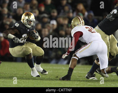 19. November 2011 - South Bend, Indiana, USA - Notre Dame Fighting Irish Runningback Jonas Gray (25).  Notre Dame war in der Lage, einen späten Lauf vom Boston College zu halten.  Das Endergebnis war 16-14, Notre Dame recored 8-3 mit einem Spiel gegen Stanford zu bringen.  Foto: Aaron Suozzi Foto von Aaron Stockfoto