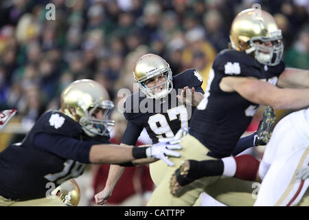 19. November 2011 - South Bend, Indiana, USA - Notre Dame konnte eine späte Ausführung vom Boston College halten.  Das Endergebnis war 16-14, Notre Dame recored 8-3 mit einem Spiel gegen Stanford zu bringen.  Foto: Aaron Suozzi Foto von Aaron Suozzi (Kredit-Bild: © Aaron Souzzi/ZUMAPRESS.com) Stockfoto