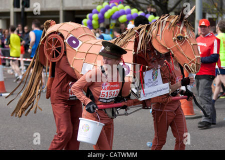 2012 Virgin London Marathon, 22 Apr 12, der Autobahn, London, UK. Stockfoto