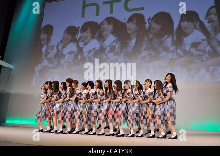 Nogizaka 46, 20. April 2012: Tokio, Japan japanische weibliches Idol Gruppe Nogizaka 46 durchzuführen während einer Pressekonferenz von Taiwans HTC Corporation für neue smart Phone in Tokio, Japan, am 20. April 2012. Stockfoto