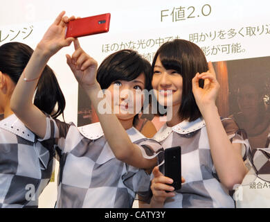 Nogizaka 46, 20. April 2012: Tokio, Japan: Rina Ikoma(L) und Kana Nakata eine Pressekonferenz von Taiwans HTC Corporation für neue smart Phone in Tokio, Japan, am 20. April 2012 teilnehmen. Stockfoto