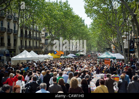 23 April; 2012 - Barcelona; Katalonien; Spain.The voll Ramblas während Sant Jordis Tages. Die Tradition im Laufe des Tages von Sant Jordi Befehle Männer eine Rose und Frauen geben ein Buch; ganz im Zeichen der Liebe. Stockfoto