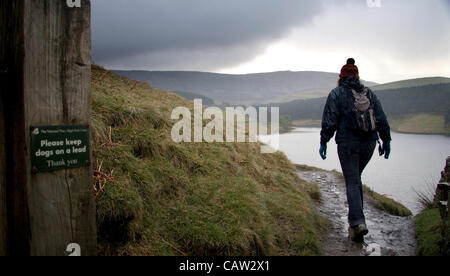 23. April 2012: Peak District National Park, Derbyshire, UK. Weibliche Walker auf die Kinder Scout mass Trespass Route gegen Kinder Plateau und Kinder Reservoir. Der Protest gab Bereich einen Platz in der Geschichte in der Kampagne für Nationalparks. Stockfoto