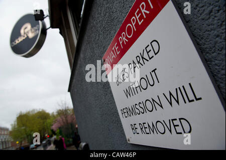 Eine Masse "die-in" außerhalb von Addison Lee Londoner Büros. Sie versuchen, sprechen Sie mit John Griffin um die Gefahr zu markieren, die seine Fahrer für Radfahrer darstellen, wenn sie seine Anweisungen an die Busspuren. Er kommt aber nicht von der Menge zu hören.  Stanhope Street, London, UK 23. April 2012. Stockfoto