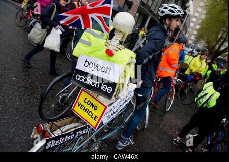 Eine Masse "die-in" außerhalb von Addison Lee Londoner Büros. Sie versuchen, sprechen Sie mit John Griffin um die Gefahr zu markieren, die seine Fahrer für Radfahrer darstellen, wenn sie seine Anweisungen an die Busspuren. Er kommt aber nicht von der Menge zu hören.  Stanhope Street, London, UK 23. April 2012. Stockfoto