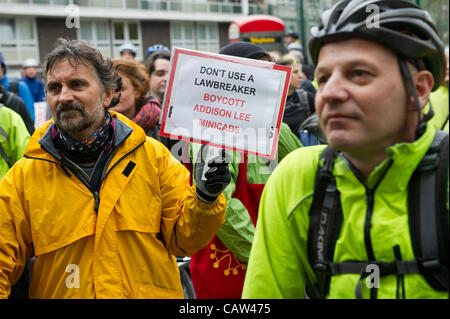 Eine Masse "die-in" außerhalb von Addison Lee Londoner Büros. Sie versuchen, sprechen Sie mit John Griffin um die Gefahr zu markieren, die seine Fahrer für Radfahrer darstellen, wenn sie seine Anweisungen an die Busspuren. Er kommt aber nicht von der Menge zu hören.  Stanhope Street, London, UK 23. April 2012. Stockfoto