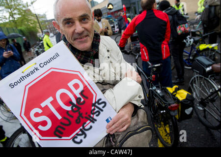 Eine Masse "die-in" außerhalb von Addison Lee Londoner Büros. Sie versuchen, sprechen Sie mit John Griffin um die Gefahr zu markieren, die seine Fahrer für Radfahrer darstellen, wenn sie seine Anweisungen an die Busspuren. Er kommt aber nicht von der Menge zu hören.  Stanhope Street, London, UK 23. April 2012. Stockfoto