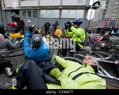 Eine Masse "die-in" außerhalb von Addison Lee Londoner Büros. Sie versuchen, sprechen Sie mit John Griffin um die Gefahr zu markieren, die seine Fahrer für Radfahrer darstellen, wenn sie seine Anweisungen an die Busspuren. Er kommt aber nicht von der Menge zu hören.  Stanhope Street, London, UK 23. April 2012. Stockfoto