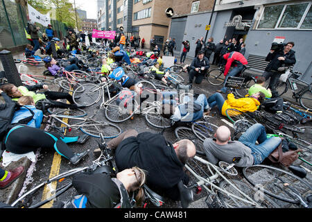 Eine Masse "die-in" außerhalb von Addison Lee Londoner Büros. Sie versuchen, sprechen Sie mit John Griffin um die Gefahr zu markieren, die seine Fahrer für Radfahrer darstellen, wenn sie seine Anweisungen an die Busspuren. Er kommt aber nicht von der Menge zu hören.  Stanhope Street, London, UK 23. April 2012. Stockfoto