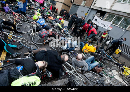 Eine Masse "die-in" außerhalb von Addison Lee Londoner Büros. Sie versuchen, sprechen Sie mit John Griffin um die Gefahr zu markieren, die seine Fahrer für Radfahrer darstellen, wenn sie seine Anweisungen an die Busspuren. Er kommt aber nicht von der Menge zu hören.  Stanhope Street, London, UK 23. April 2012. Stockfoto