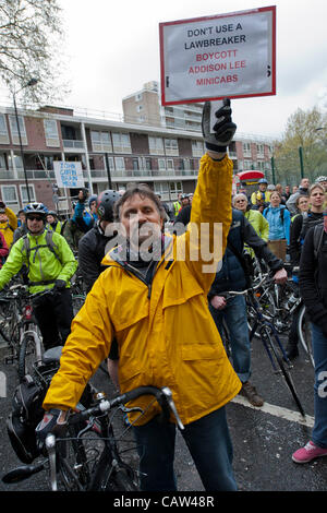 Eine Masse "die-in" außerhalb von Addison Lee Londoner Büros. Sie versuchen, sprechen Sie mit John Griffin um die Gefahr zu markieren, die seine Fahrer für Radfahrer darstellen, wenn sie seine Anweisungen an die Busspuren. Er kommt aber nicht von der Menge zu hören.  Stanhope Street, London, UK 23. April 2012. Stockfoto