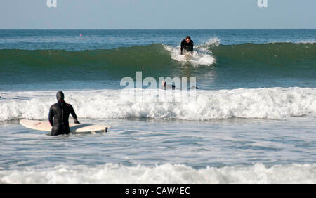 Swansea - UK 24. April 2012 - Surfer, das Beste aus der Sonne und Surfen bei Caswell Bucht auf der Gower-Halbinsel in der Nähe von Swansea heute Morgen. Stockfoto