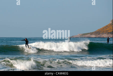 Swansea - UK 24. April 2012 - Surfer, das Beste aus der Sonne und Surfen bei Caswell Bucht auf der Gower-Halbinsel in der Nähe von Swansea heute Morgen. Stockfoto