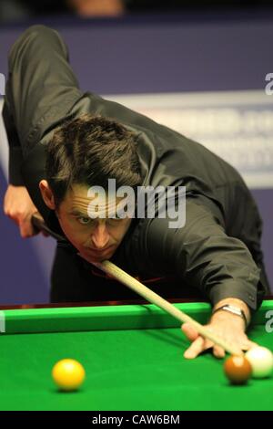 24.04.2012 Sheffield, England. Ronnie O'Sullivan in Aktion gegen Peter Ebdon während der World Snooker Championship von Crucible Theatre. Stockfoto