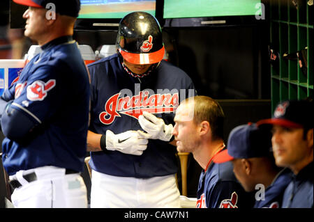 CLEVELAND, Ohio USA - 24 APRIL: Cleveland Indians Recht Fielder Shin-soo Choo (17) auf der Trainerbank bei Progressive Field in Cleveland, Ohio, USA auf Dienstag, 24. April 2012. Stockfoto