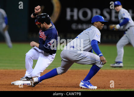 CLEVELAND, Ohio USA - 24 APRIL: Cleveland Indians zweiter Basisspieler stiehlt Jason Kipnis (22) Sekunde während der sechsten Inning auf Progressive Field in Cleveland, Ohio, USA auf Dienstag, 24. April 2012. Stockfoto