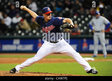 CLEVELAND, Ohio USA - 24 APRIL: Cleveland Indians Entlastung Krug Vinnie Pestano (52) Stellplätze während der achten Inning auf Progressive Field in Cleveland, Ohio, USA auf Dienstag, 24. April 2012. Stockfoto