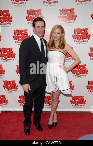 Jon Hamm, Jennifer Westfeldt im Ankunftsbereich für die schöne Arbeit IF YOU CAN GET IT Opening Night am Broadway, The Imperial Theatre, New York, NY 24. April 2012. Foto von: Eric Reichbaum/Everett Collection Stockfoto