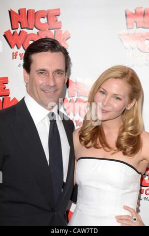 Jon Hamm, Jennifer Westfeldt im Ankunftsbereich für die schöne Arbeit IF YOU CAN GET IT Opening Night am Broadway, The Imperial Theatre, New York, NY 24. April 2012. Foto von: Eric Reichbaum/Everett Collection Stockfoto