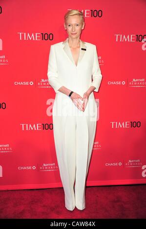 Tilda Swinton im Ankunftsbereich mal 100 Gala, Frederick P. Rose Hall, Jazz at Lincoln Center, New York, NY 24. April 2012. Foto von: Gregorio T. Binuya/Everett Collection Stockfoto