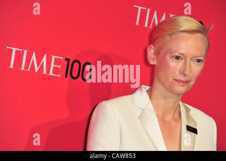 Tilda Swinton im Ankunftsbereich mal 100 Gala, Frederick P. Rose Hall, Jazz at Lincoln Center, New York, NY 24. April 2012. Foto von: Gregorio T. Binuya/Everett Collection Stockfoto