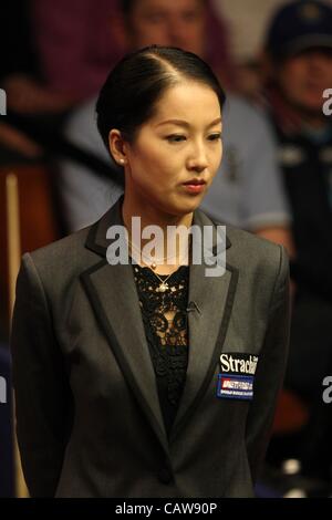 25.04.2012, Sheffield, England. Zhu Ying (Schiedsrichter) beobachten spielen während der World Snooker Championship von Crucible Theatre. Stockfoto