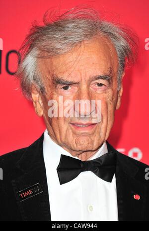 Elie Wiesel im Ankunftsbereich mal 100 Gala, Frederick P. Rose Hall, Jazz at Lincoln Center, New York, NY 24. April 2012. Foto von: Gregorio T. Binuya/Everett Collection Stockfoto