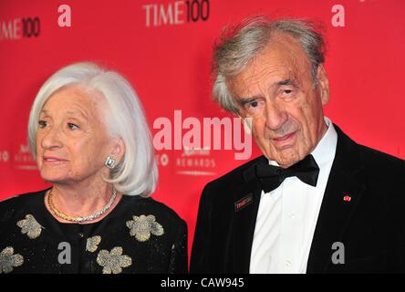 Elie Wiesel im Ankunftsbereich mal 100 Gala, Frederick P. Rose Hall, Jazz at Lincoln Center, New York, NY 24. April 2012. Foto von: Gregorio T. Binuya/Everett Collection Stockfoto