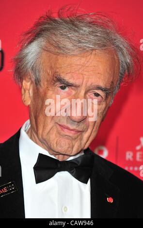 Elie Wiesel im Ankunftsbereich mal 100 Gala, Frederick P. Rose Hall, Jazz at Lincoln Center, New York, NY 24. April 2012. Foto von: Gregorio T. Binuya/Everett Collection Stockfoto