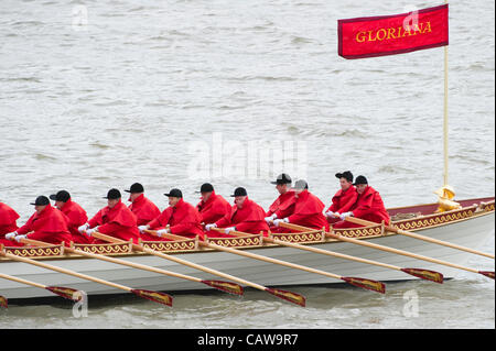 Mittwoch, 25. April 2012. Grönland Pier, Southwark, London, UK. Der Royal Reihe Lastkahn, Gloriana. Stockfoto