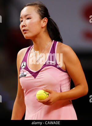 Shuai PENG (CHN) Aktion Aufschlag, Porträt, Kopf, on, Tennisball, Einzelbild Beim Porsche Tennis Grand Prix WTA Turnier in Stuttgart, Deutschland, bin 24.04.2012 Stockfoto