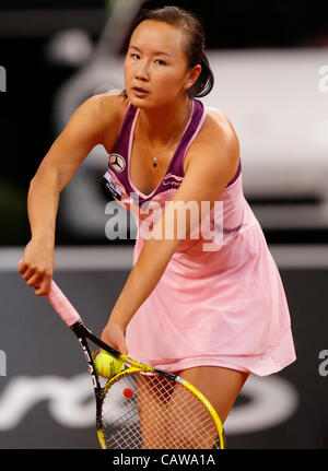 Shuai PENG (CHN) Aktion Aufschlag, Porträt, Kopf, on, Tennisball, Einzelbild Beim Porsche Tennis Grand Prix WTA Turnier in Stuttgart, Deutschland, bin 24.04.2012 Stockfoto