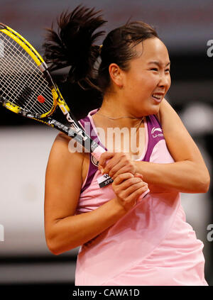 Shuai PENG (CHN) Aktion Aufschlag, Porträt, Kopf, on, Tennisball, Einzelbild Beim Porsche Tennis Grand Prix WTA Turnier in Stuttgart, Deutschland, bin 24.04.2012 Stockfoto