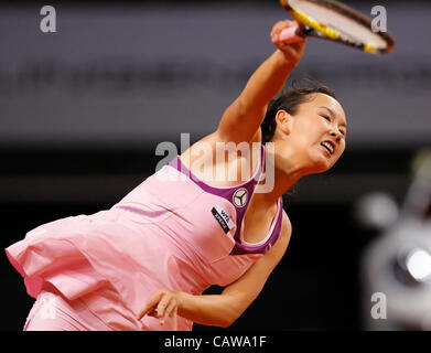 Shuai PENG (CHN) Aktion Aufschlag, Porträt, Kopf, on, Tennisball, Einzelbild Beim Porsche Tennis Grand Prix WTA Turnier in Stuttgart, Deutschland, bin 24.04.2012 Stockfoto