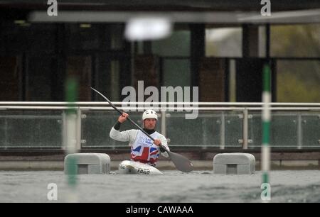 LEE VALLEY WHITE WATER PARK, WALTHAM CROSS, HERTFORDSHIRE, UK, Mittwoch. 25.04.2012. Richard Hounslow (Mens K1 und C2) an das Starttor mit White Water Centre hinter ihm. Team GB Kanu Slalom Team Ankündigung. Auswahl für die Olympischen Spiele 2012. Stockfoto