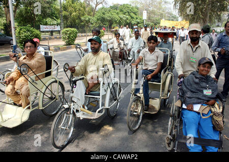 Die Teilnehmer durchlaufen Awan-e-Tijarat Straße während Business Walk organisiert von Lahore Chamber Of Commerce und Industry (LCCI) auf Mittwoch, 25. April 2012 Stockfoto