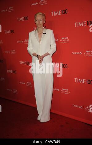 Tilda Swinton im Ankunftsbereich mal 100 Gala, Frederick P. Rose Hall, Jazz at Lincoln Center, New York, NY 24. April 2012. Foto von: Kristin Callahan/Everett Collection Stockfoto