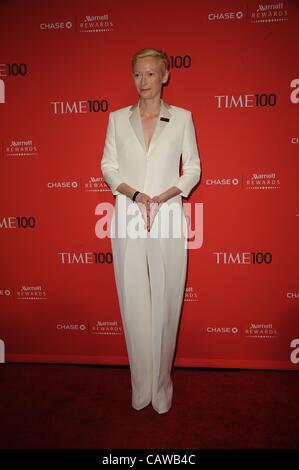 Tilda Swinton im Ankunftsbereich mal 100 Gala, Frederick P. Rose Hall, Jazz at Lincoln Center, New York, NY 24. April 2012. Foto von: Kristin Callahan/Everett Collection Stockfoto