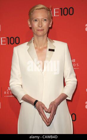 Tilda Swinton im Ankunftsbereich mal 100 Gala, Frederick P. Rose Hall, Jazz at Lincoln Center, New York, NY 24. April 2012. Foto von: Kristin Callahan/Everett Collection Stockfoto