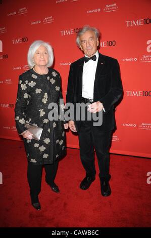 Elie Wiesel im Ankunftsbereich mal 100 Gala, Frederick P. Rose Hall, Jazz at Lincoln Center, New York, NY 24. April 2012. Foto von: Kristin Callahan/Everett Collection Stockfoto