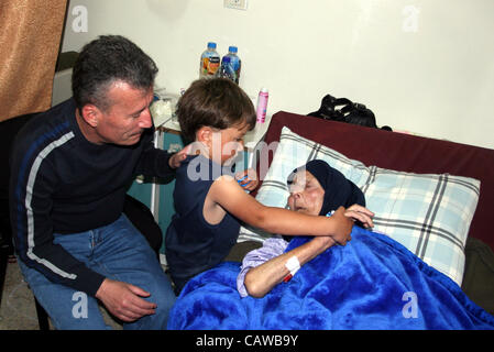 25. April 2012 - Ramallah, Westjordanland, Palästina - palästinensische Aktivist Bassem Tamimi mit seiner Mutter in einem Krankenhaus in Ramallah am 25. April 2012, nachdem ein Militärgericht ihn gegen Kaution am 24. April vor das Urteil in seinem Prozess unter dem Vorwurf der Organisation Proteste freigelassen. Tamimi w Stockfoto