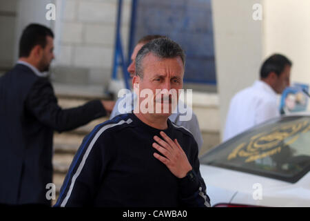 26. April 2012 - Ramallah, Westjordanland, Palästina - palästinensische Aktivist Bassem Tamimi mit seinen Verwandten in einem Krankenhaus in Ramallah am 25. April 2012, nachdem ein Militärgericht ihn gegen Kaution am 24. April vor das Urteil in seinem Prozess unter dem Vorwurf der Organisation Proteste freigelassen. Tamim Stockfoto