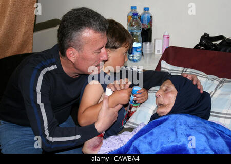 25. April 2012 - Ramallah, Westjordanland, Palästina - palästinensische Aktivist Bassem Tamimi mit seiner Mutter in einem Krankenhaus in Ramallah am 25. April 2012, nachdem ein Militärgericht ihn gegen Kaution am 24. April vor das Urteil in seinem Prozess unter dem Vorwurf der Organisation Proteste freigelassen. Tamimi w Stockfoto