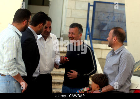 26. April 2012 - Ramallah, Westjordanland, Palästina - palästinensische Aktivist Bassem Tamimi mit seinen Verwandten in einem Krankenhaus in Ramallah am 25. April 2012, nachdem ein Militärgericht ihn gegen Kaution am 24. April vor das Urteil in seinem Prozess unter dem Vorwurf der Organisation Proteste freigelassen. Tamim Stockfoto