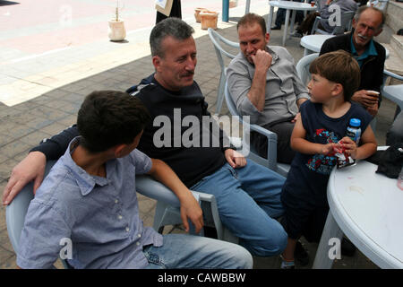 25. April 2012 - Ramallah, Westjordanland, Palästina - palästinensische Aktivist Bassem Tamimi mit seinen Verwandten in einem Krankenhaus in Ramallah am 25. April 2012, nachdem ein Militärgericht ihn gegen Kaution am 24. April vor das Urteil in seinem Prozess unter dem Vorwurf der Organisation Proteste freigelassen. Tamim Stockfoto