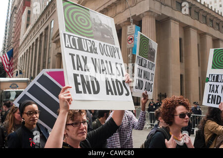 New York, NY - 25. April 2012 Act-Up (Aids Coalition to Unleash Power kam von Occupy Wall Street für ihr 25-jähriges Jubiläum März vom Rathaus durch Lower Manhattan, die Wall Street. Aktivisten fordern eine. 05 % "Robin Hood-Steuer" auf Wall Street Transaktionen und spekulative Geschäfte zu Stockfoto