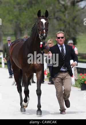 25. April 2012 passieren - Lexington, Kentucky, USA - Oliver Townend mit seinem Pferd Pepper Anne Inspektion am Mittwoch für die Rolex-drei-Tages-Veranstaltung im Kentucky Horse Park.  25. April 2012. (Kredit-Bild: © Candice Chavez/Eclipse/ZUMAPRESS.com) Stockfoto