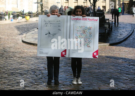 London, UK, 26.04.2012. Julie Walters, CBE, englische Schauspielerin und novelist.together mit Meera Syal, britischer Komiker, Schriftsteller, Dramatiker, Sänger, Journalist, Produzent und Schauspielerin, der Tower of London. Die wurden zur Einführung des Programms für das London 2012 Festival stattfindet von erscheinen Stockfoto