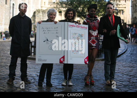 London, UK, 26.04.2012. Julie Walters CBE, Schauspielerin und novelist.together mit Meera Syal, britischer Komiker, Schriftsteller, Dramatiker, Produzentin und Schauspielerin, Indie-Band, The Noisettes und DJ, Gillies Peterson am Tower of London. Die wurden zur Einführung des Programms für das Festival London 2012 erscheinen Stockfoto